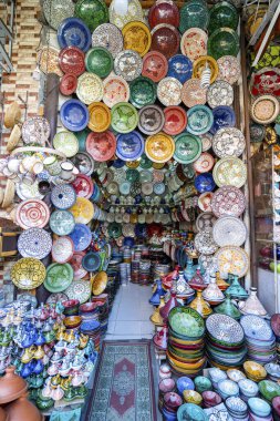 Fas 'ın eski Marakeş şehrinde renkli seramik kaseler satılıyor.