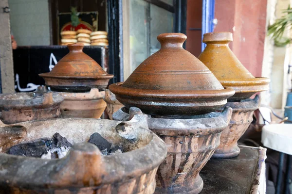 Läcker marockansk tajine tillagad och serverad i lerkrukor — Stockfoto