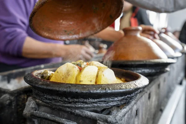 Delicioso tajine marroquino preparado e servido em panelas de barro — Fotografia de Stock