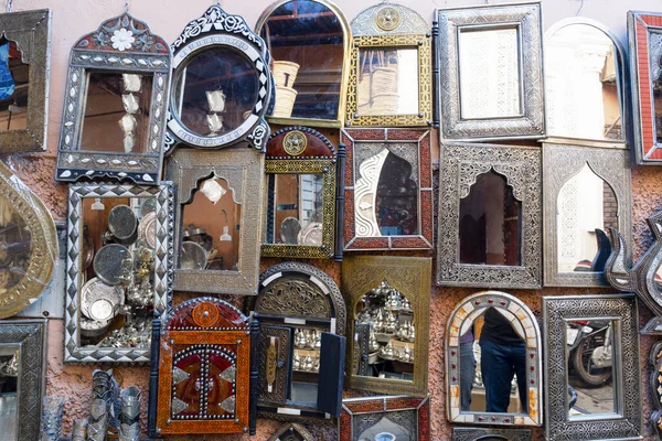 Muitos espelhos no mercado na cidade velha de Marrakech, Marrocos — Fotografia de Stock