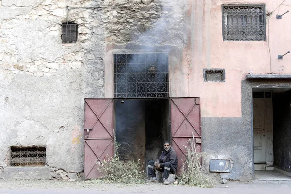 Man producing charcoal in house of old town of Marrakech, Morocc — Stock Photo, Image