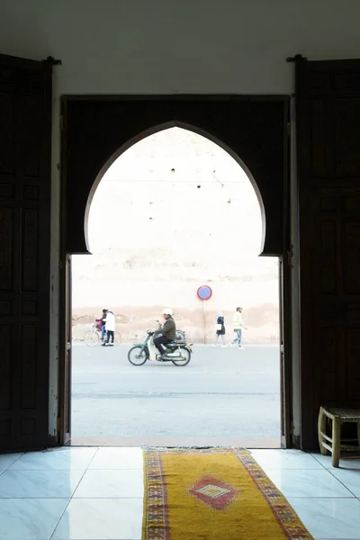 Motociclista sulla strada di Marrakech cattura attraverso arabo gat — Foto Stock