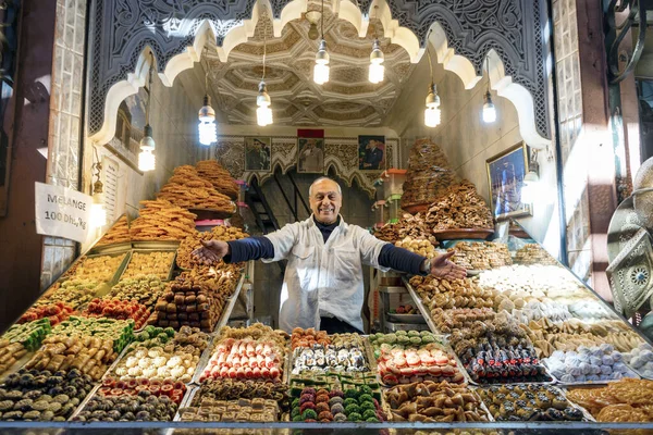 Man proudly presenting his shop with delicious baklavas — Stock Photo, Image