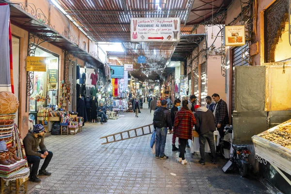 Touristen kaufen auf dem Markt in der Medina von Marrakesch ein — Stockfoto