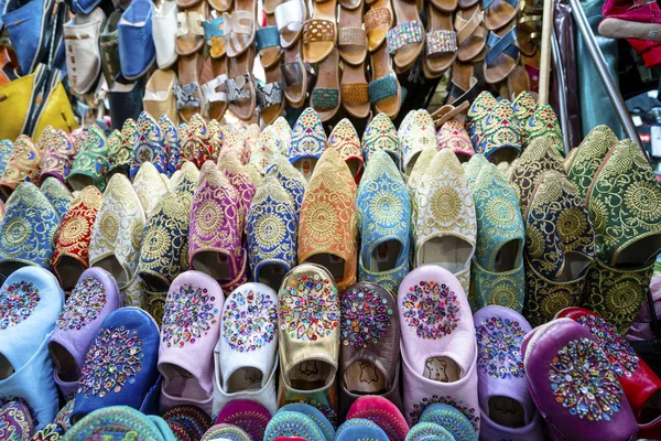 Zapatillas coloridas vendidas en el casco antiguo de Marrakech, Marruecos — Foto de Stock