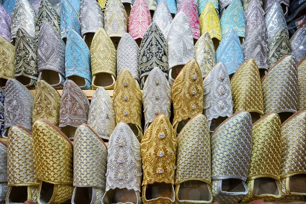 Chinelos coloridos vendidos na cidade velha de Marrakech, Marrocos — Fotografia de Stock