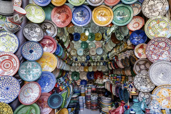 Tigelas de cerâmica coloridas vendidas na cidade velha de Marrakech, Marrocos — Fotografia de Stock