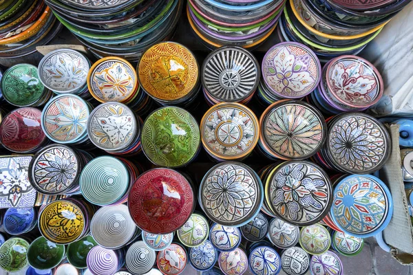 Tigelas de cerâmica coloridas vendidas na cidade velha de Marrakech, Marrocos — Fotografia de Stock
