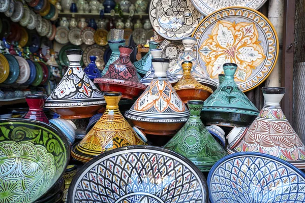Tagines coloridos vendidos na cidade velha de Marrakech, Marrocos — Fotografia de Stock