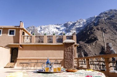 High Atlas Mountai 'de ünlü Fas nane çayı ve gümüş çaydanlık