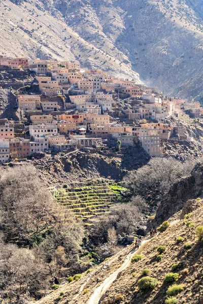 Incredibile villaggio berbero situato in Alto Atlante montagne, Marocco — Foto Stock