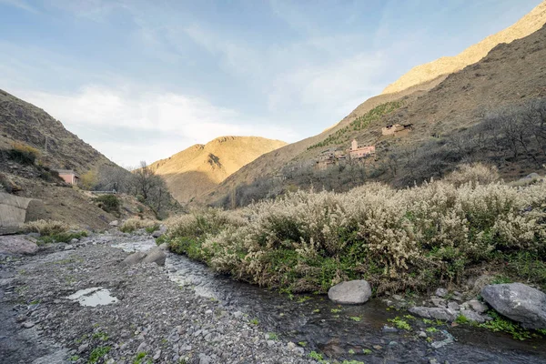 Aldeia berbere localizada no alto das montanhas Atlas, Marrocos — Fotografia de Stock