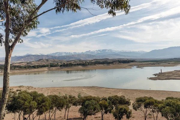 Hermoso lago y montañas al sur de Marrakech, Marruecos —  Fotos de Stock