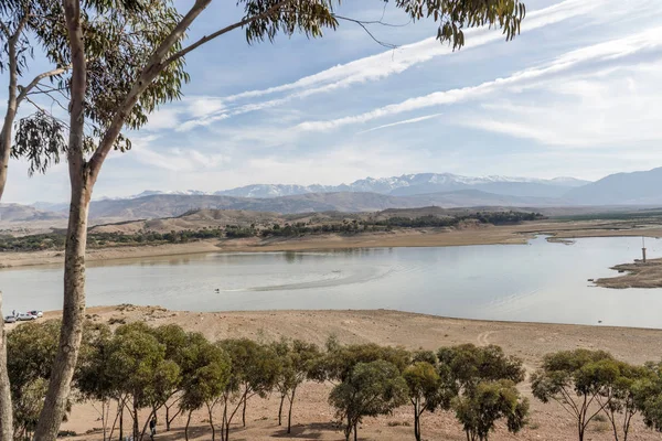 Hermoso lago y montañas al sur de Marrakech, Marruecos —  Fotos de Stock