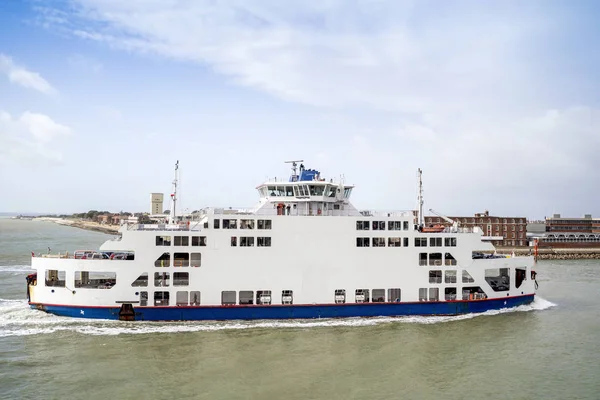 Ferry boat coming to harbor in Portsmouth, England — Stock Photo, Image