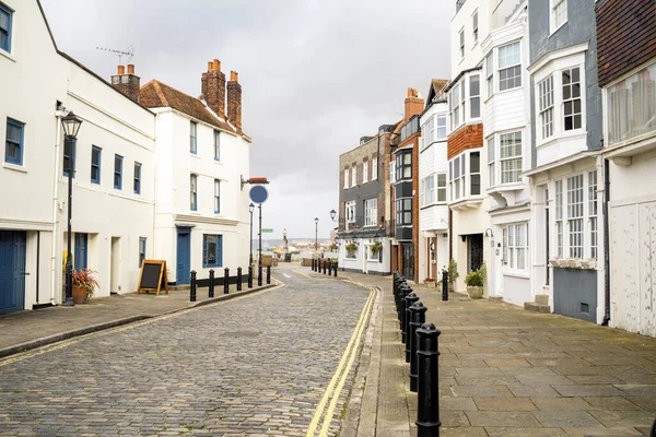 Pusta ulica z zabytkowym mieszkaniem, Old Portsmouth, Anglia — Zdjęcie stockowe