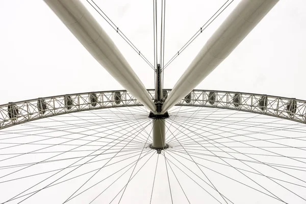 London Eye by Thames River, Storbritannien — Stockfoto