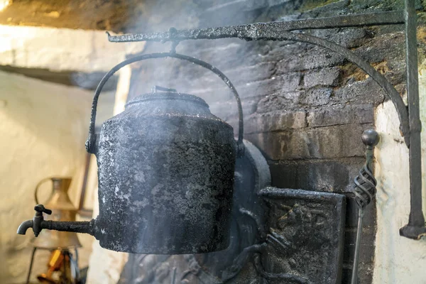 Hervidor vintage en el humo de la chimenea en el viejo pub británico — Foto de Stock