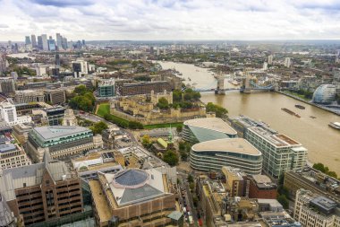 Londra 'nın Thames nehri üzerindeki hava manzarası, Birleşik Krallık