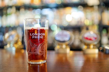 Bir bardak soğuk Londra birası İngiliz barında servis edilir, Uk.
