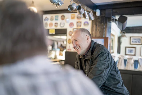 Mann genießt sein Bier in britischem Pub — Stockfoto