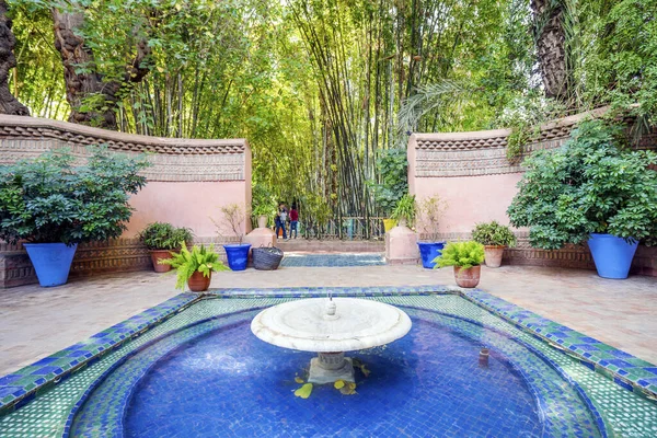 Hermoso jardín Majorelle establecido por Yves Saint Laurent en —  Fotos de Stock