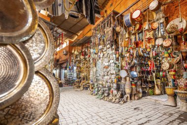 Marakeş 'in dar sokakları hediyelik eşya dükkanlarıyla dolu.