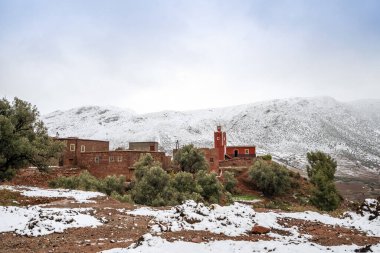 Atlas dağlarına kar düştükten sonra uzak Berber köyü