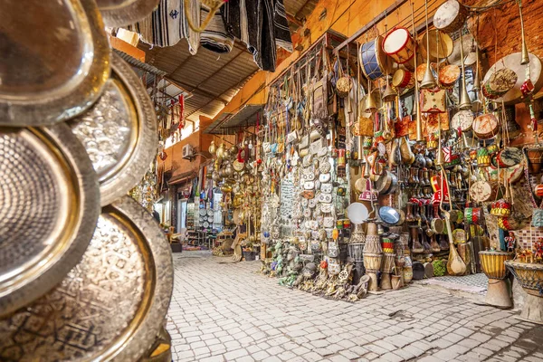 Narrow street in medina of Marrakech full of shops with souvenir — Stock Photo, Image