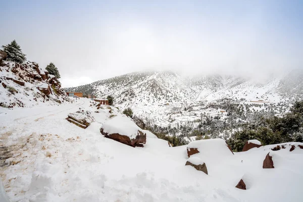 Remoto pueblo bereber después de la caída de nieve en las montañas Atlas — Foto de Stock