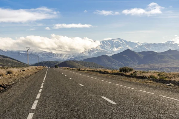 Estrada através do vale de Ourika que leva às montanhas Atlas, Marrocos — Fotografia de Stock