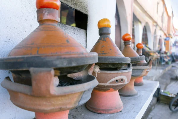 Muita argila tagine potes em barbeque de argila portátil — Fotografia de Stock