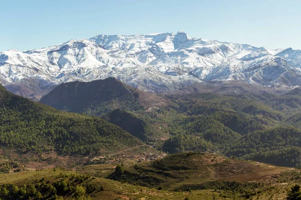 Belo vale Ourika com altas montanhas Atlas — Fotografia de Stock