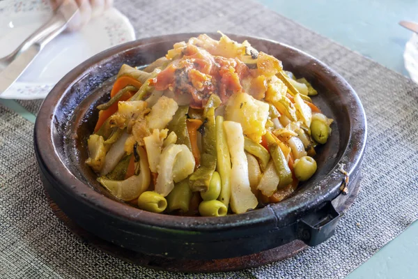 Heerlijke tajine geserveerd in Marokkaans restaurant — Stockfoto