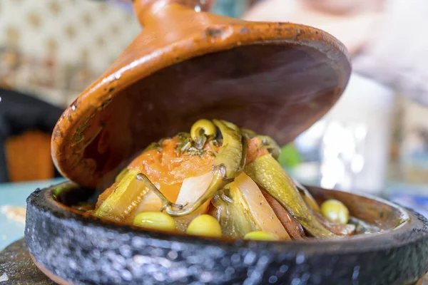 Pyszne tajine serwowane w marokańskiej restauracji — Zdjęcie stockowe