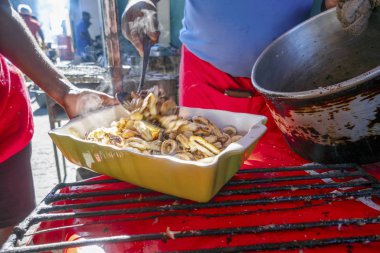 Mozambik 'teki Maputo restoranında taze pişmiş deniz ürünleri tabağına koyuldu.