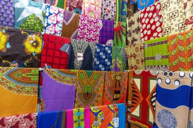 Arka arkaya bir sürü renkli Afrika kumaşı, Maputo, Mozambik