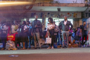 Maputo, Mozambik - 15 Mayıs 2019: Birçok yerel halk başkentte otobüs bekliyor 