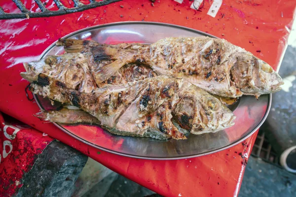 莫桑比克 两条烤鱼放在银盘上 — 图库照片