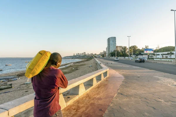 Maputo Moçambique Maio 2019 Homem Carregando Saco Pesado Seu Braço — Fotografia de Stock