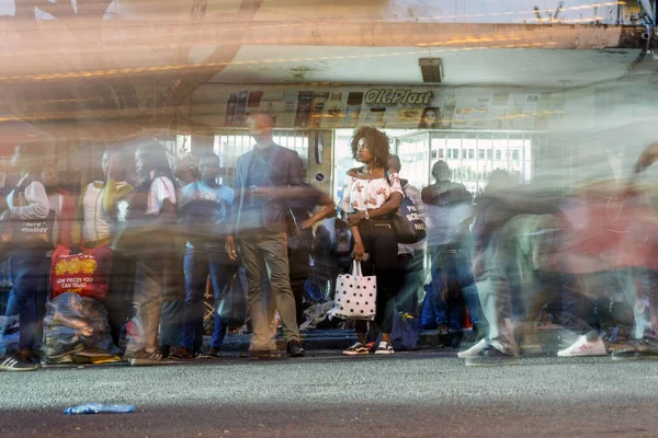 Maputo Mozambique Mei 2019 Veel Lokale Mensen Wachten Een Bus — Stockfoto