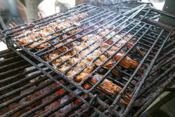 仍在烤制炭火中的美味烤龙虾 莫桑比克 — 图库照片