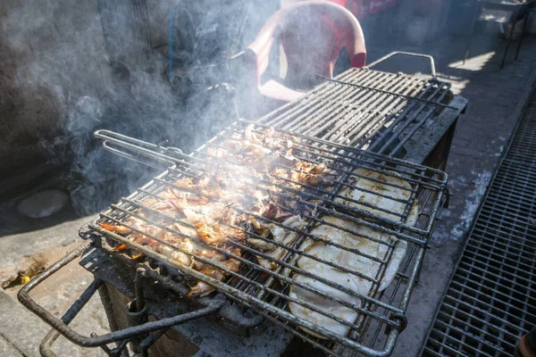 非洲厨房的烤龙虾和鱼仍在烤火中 — 图库照片