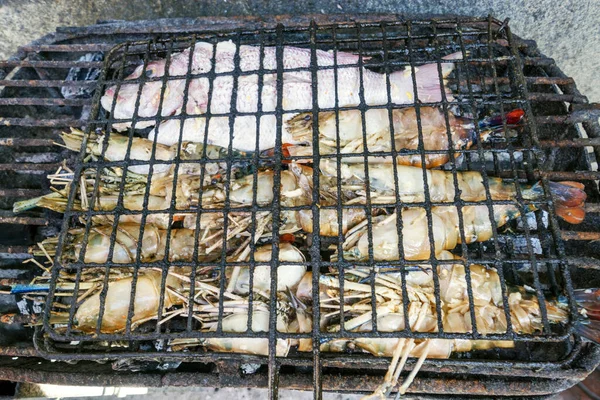 非洲厨房的烤龙虾和鱼仍在烤火中 — 图库照片