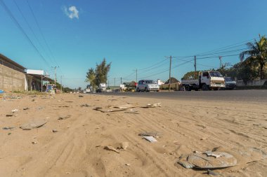 Maputo, Mozambik, Afrika 'da çöplerle dolu işlek bir yol.