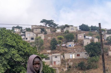 Ressano Garcia, Mozambik - 17 Mayıs 2019: Mozambikli adam Mozambik ve Güney Afrika arasındaki sınırda küçük bir kasabada ana cadde boyunca yürüyor