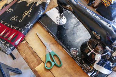 Dikiş makinesi ve Afrika kumaşları terzi atölyesinde, Mozambik, Afrika