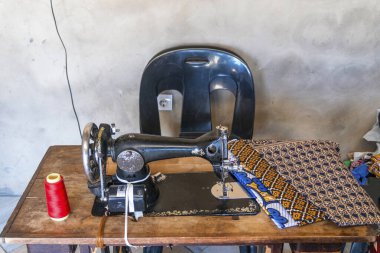 Dikiş makinesi ve Afrika kumaşları terzi atölyesinde, Mozambik, Afrika