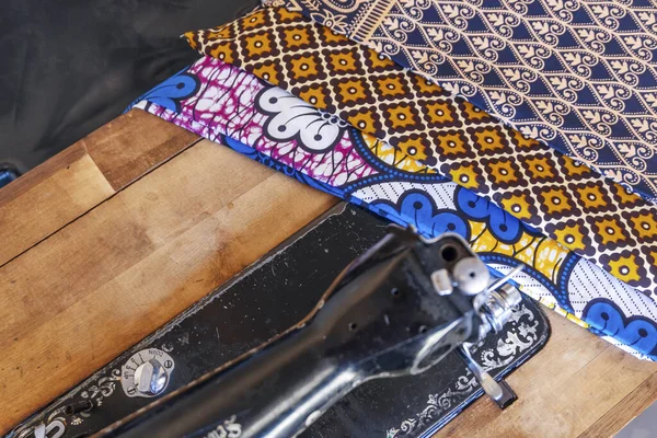 縫い目応力ワークショップでミシンとアフリカの生地 モザンビーク アフリカ — ストック写真
