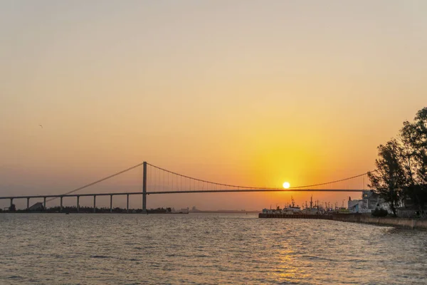 Sun Hanging Golden Bridge Maputo Mozambique Stockfoto